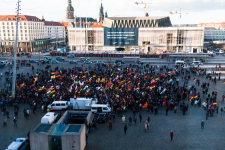 Gut sichtbar die Teilnehmer der heutigen Pegida Dresden Demonstration. Aufgenommen kurz vor 19:00. 