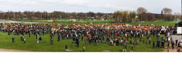 Das Panorama Zeigt die Pegida Veranstaltung kurz vor der Rede von Geerd Wilders