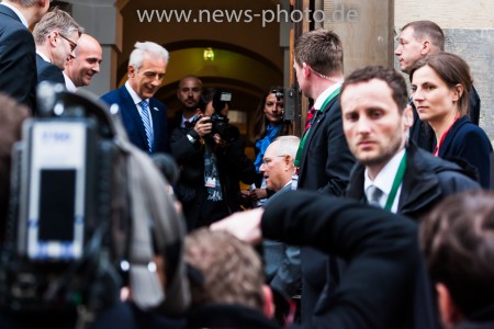 Stanislaw Tillich begrüsst Wolfgang Schäuble beim G7 Finanzminister Treffen