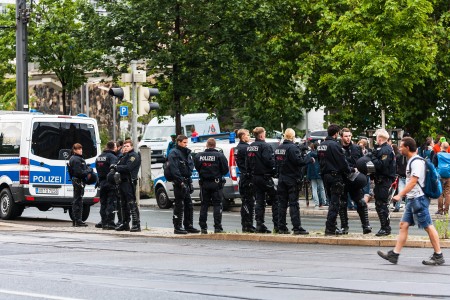 Die Polizei trennte die rechten Störer von der Demonstration