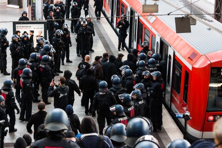 Die rechten Demonstranten wurden mit einer S-Bahn abtransportiert