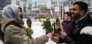 Dresdnerin verteilt Blumen an die Flüchtlinge
