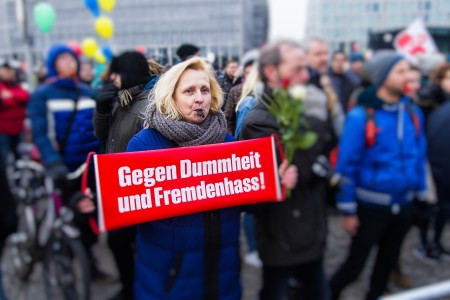 Gegendemonstranten in Berlin bei der Demonstration in Berlin