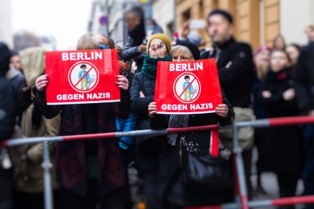 Gegendemonstranten in Berlin bei der Demonstration in Berlin