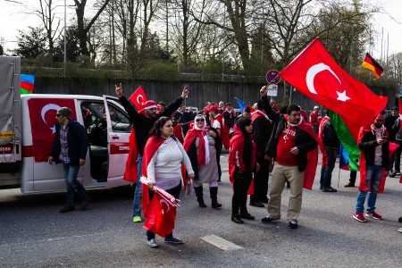 Türkische Nationalisten Demonstrieren am Bahnhof Dammtor. Demonstrant zeigt den Wolfsgruß