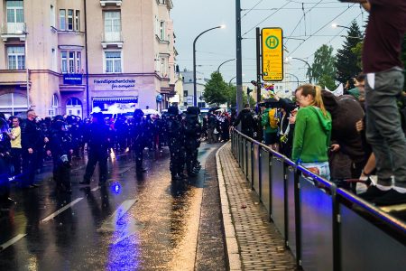 Die Polizei trennte beide Demonstrationen vor dem Bahnhof Neustadt.