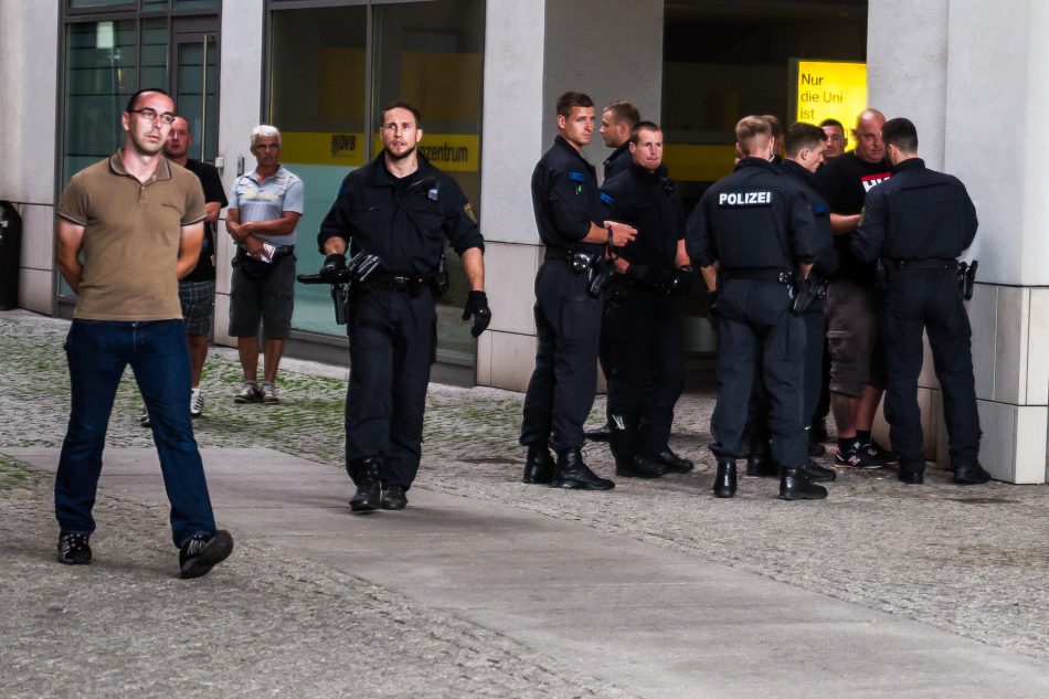 Pegida Teilnehmer mit HKNKRZ T Shirt wird von der Polizei umstellt