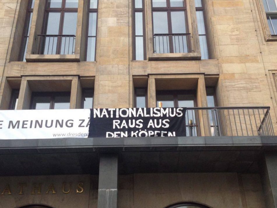 Das Nationalimuss raus aus den Köpfen Transparent hing heute gut sichtbar am Rathaus Dresden