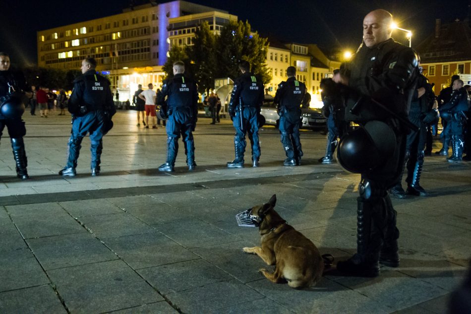 Die Polizei setze auch Hunde ein um die Teilnehmer zu trennen.