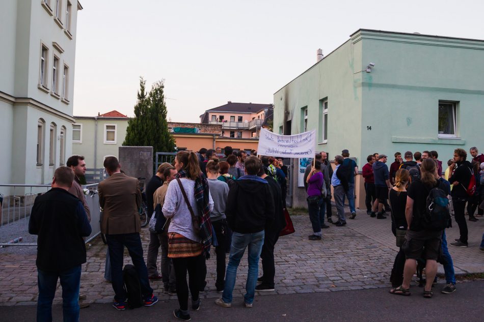 Gut 100 Menschen haben am Dienstagabend vor der Fatih-Moschee in Dresden eine Mahnwache abgehalten