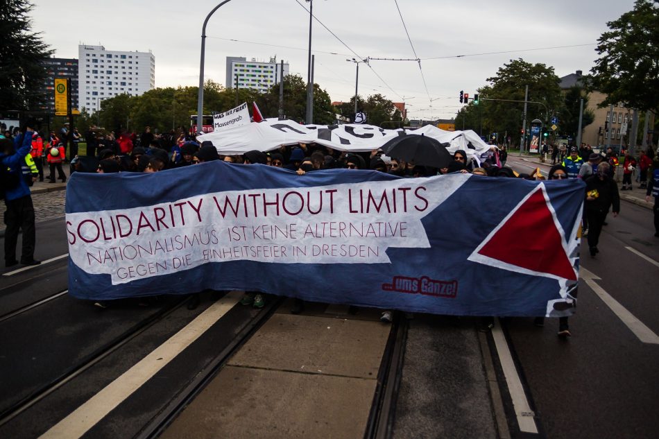Die  Solidarity without limits Demonstration gegen die Einheitsfeier startet