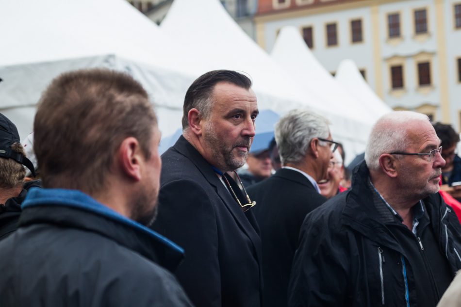 Pegida Mitgründer Lutz Bachmann trifft vor der Frauenkirche ein