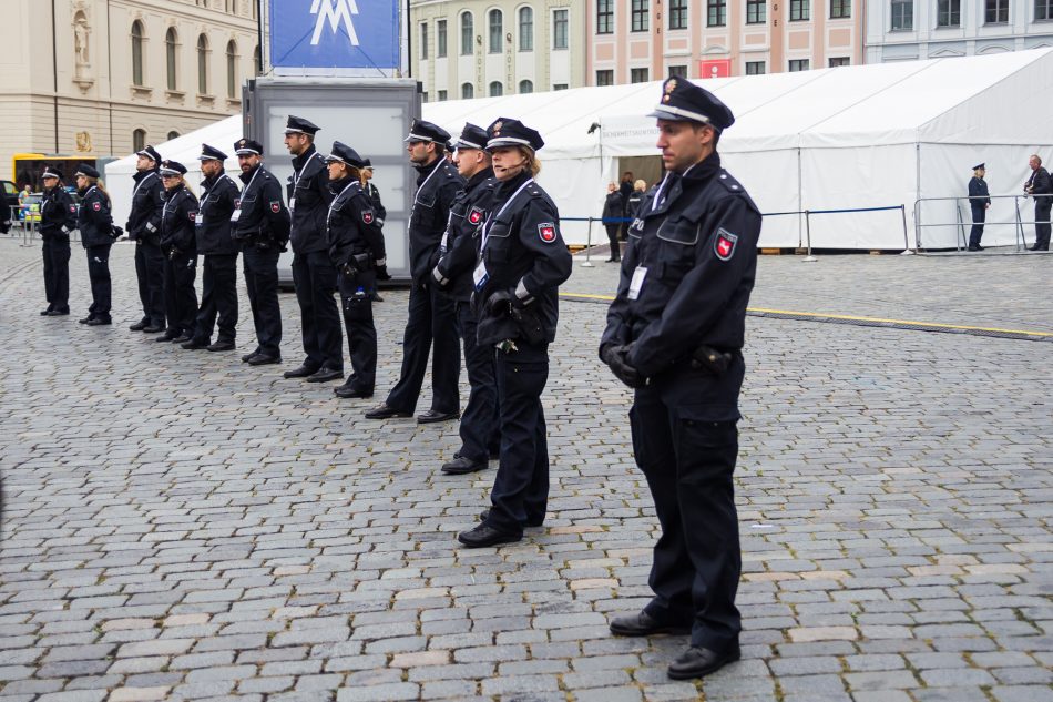 Eine Polizeikette und Hamburger Gitter trennten die Demonstranten von der Frauenkirche