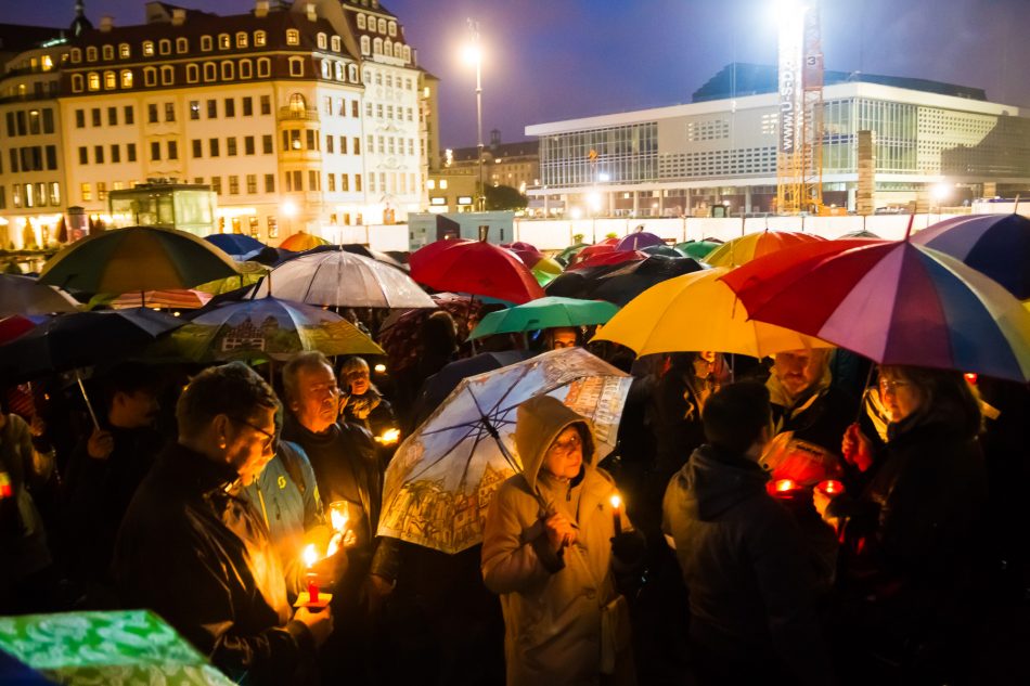Unter dem Motto Dresden bleibt bunt, versammelten sich Menschen mit Schirmen und Kerzen vor der Frauenkirche