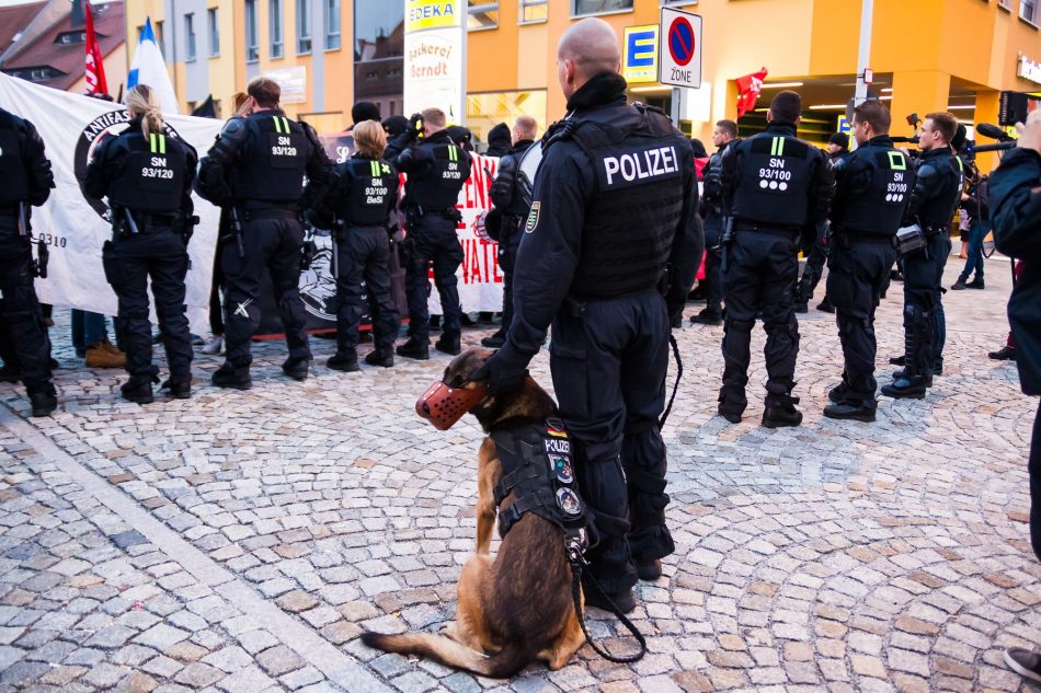 Die Polizei trennt beide Demonstrationen von einander