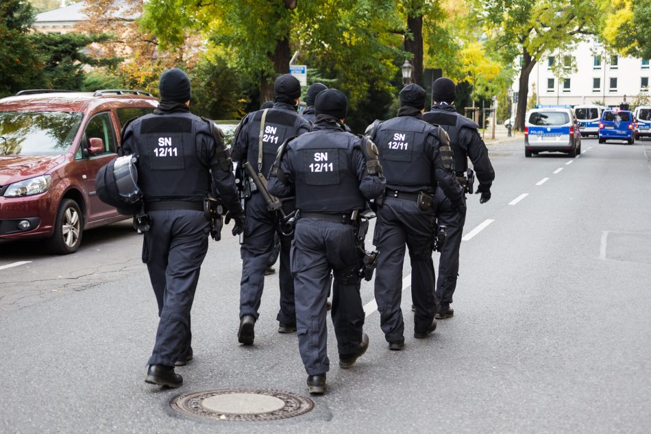 Die Polizei ist bei der Herz statt Hetze Demonstration in Dresden mit sehr vielen Kräften vor Ort gewesen