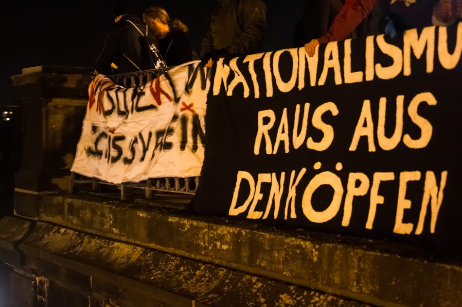 Nationalismus raus aus den Köpfen Demonstriert wieder auf der Brühlschen Terasse