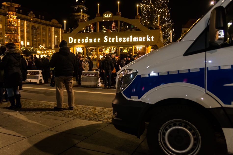Die Polizei bewacht nach dem Anschlag in Berlin den Dresdner Striezelmarkt