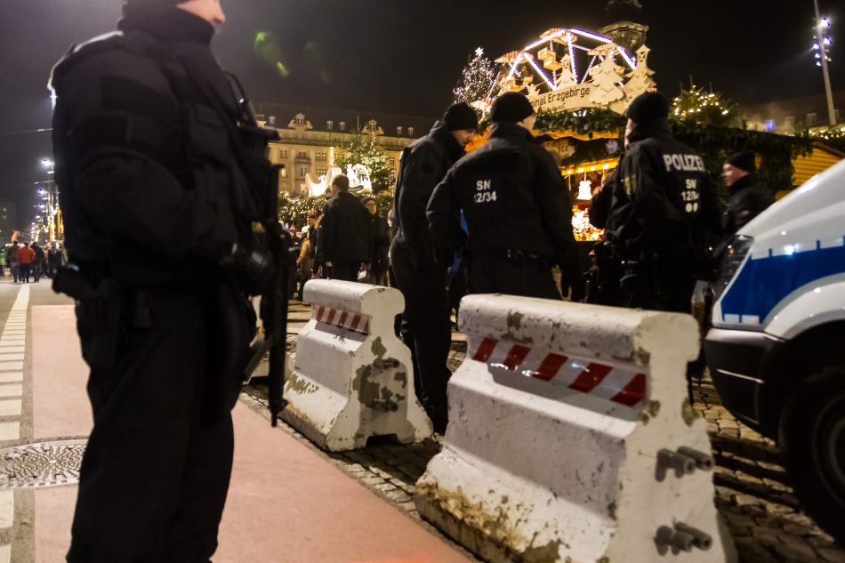 Die Polizei bewacht nach dem Anschlag in Berlin den Dresdner Striezelmarkt