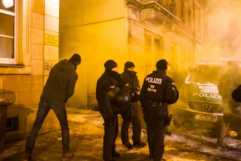 Am Rande der Demonstration gegen die AFD Veranstaltung im Ballhaus Watzke wurde ein Rauchtopf gezündet