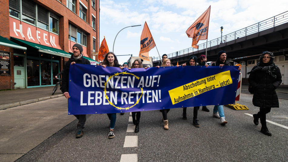 In Hamburg hat die Seebrücke für die Aufnahme von mehr Geflüchteten demonstriert