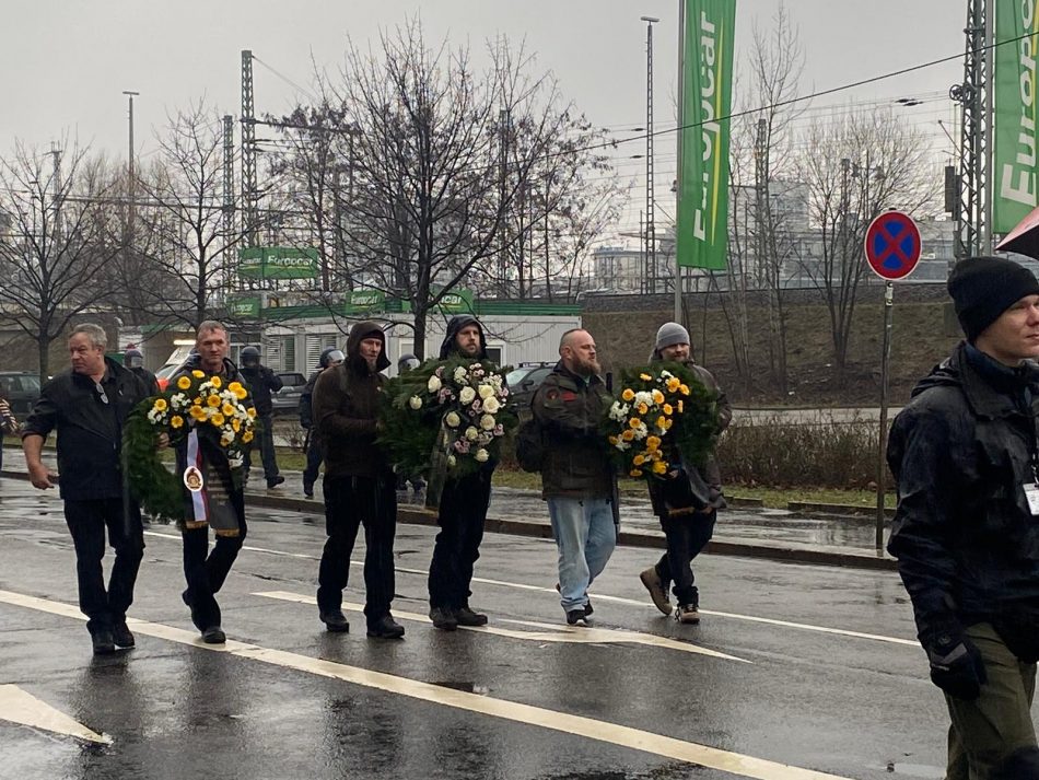 Teilnehmer der Nazi Demonstration tragen Blumenkränze