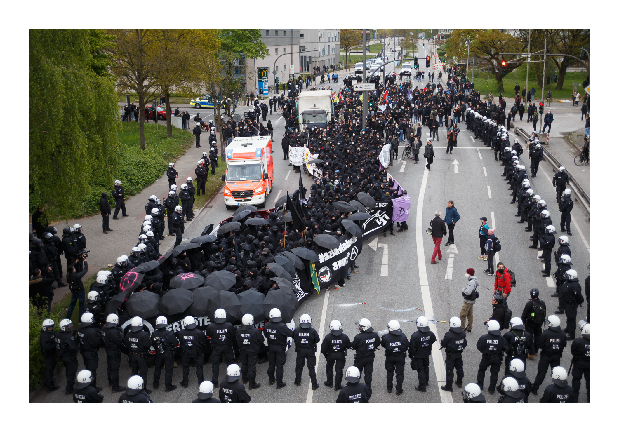 Die Anarchistische 1. Mai Demonstration in Hamburg macht Platz für einen Rettungswagen