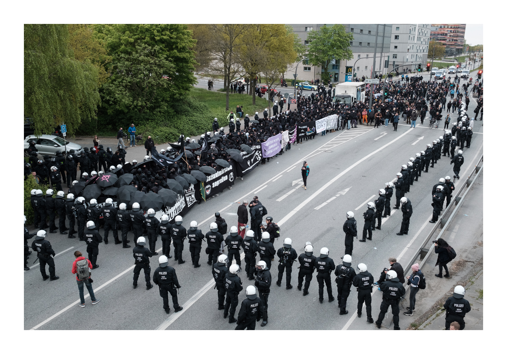 Die Anarchistische 1. Mai Demonstration in Hamburg macht platz für einen Rettungswagen