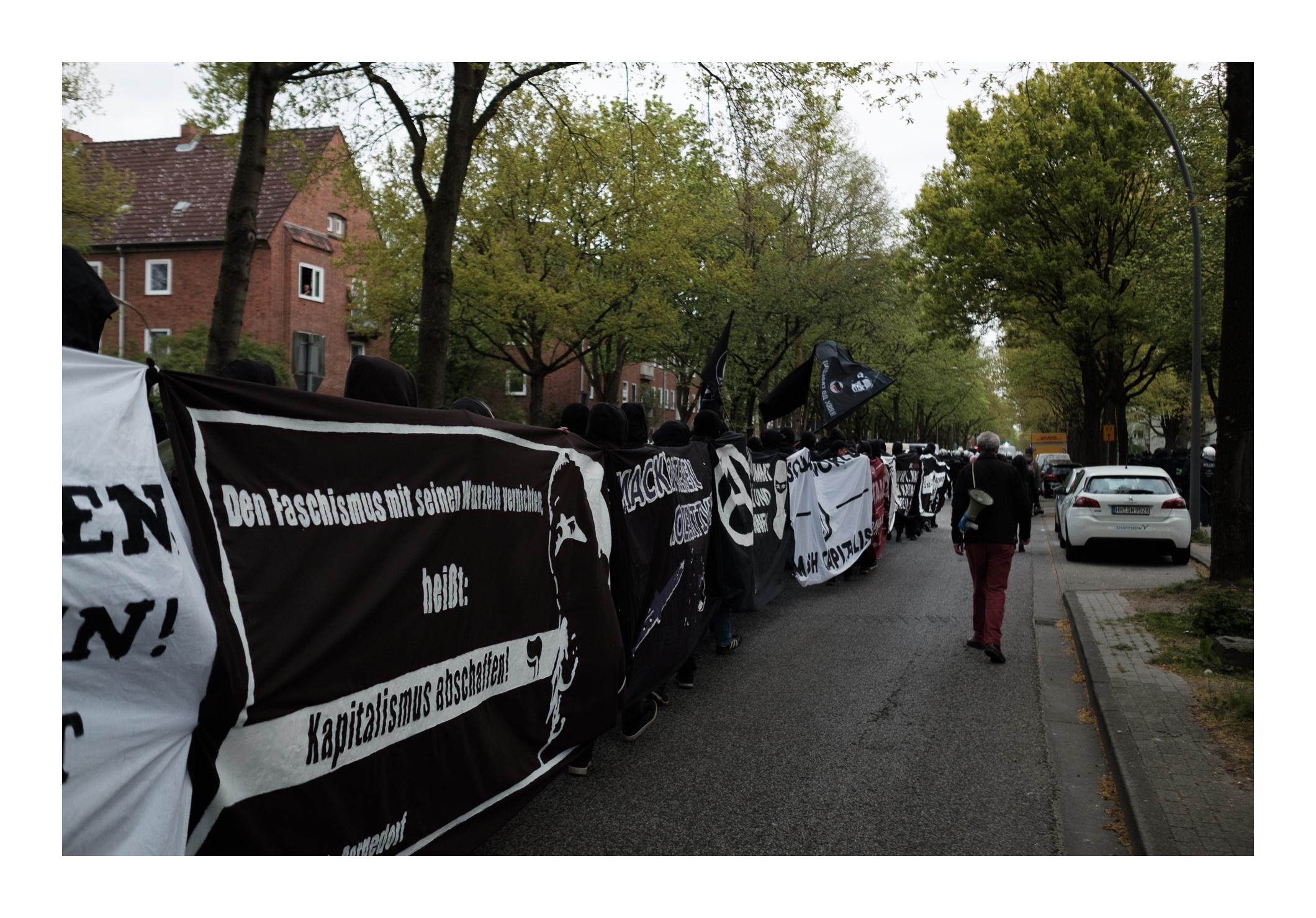 Die Anarchistische 1. Mai Demonstration in Hamburg macht platz für einen Rettungswagen