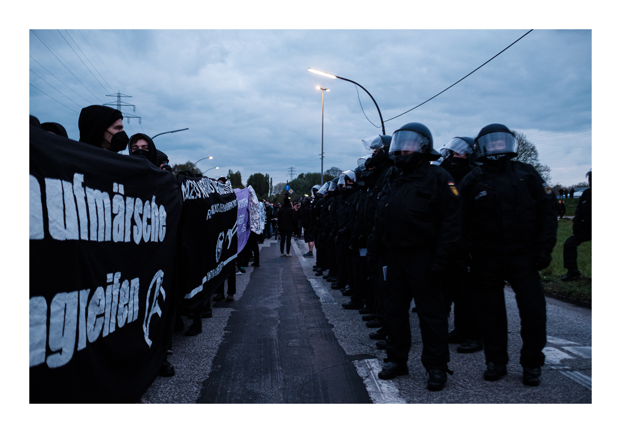 Die Polizei stoppte die Anarchistische 1. Mai Demonstration immer wieder da sie sich mit Schirmen gegen die Kameras der Polizei abschirmten