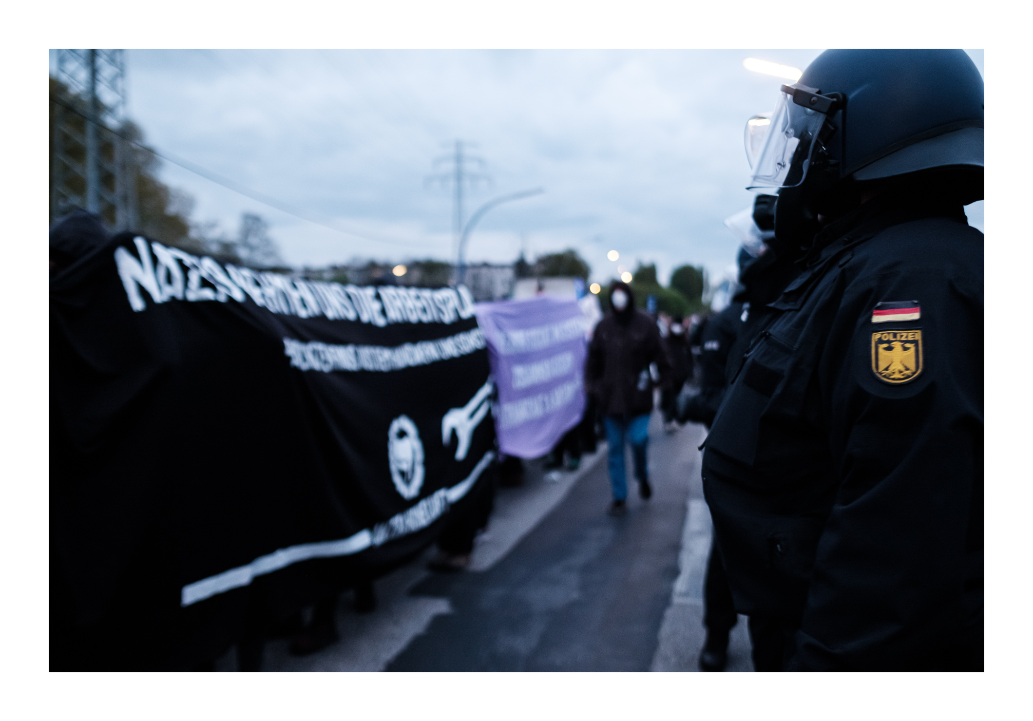 Die Polizei stoppte die Anarchistische 1. Mai Demonstration immer wieder da sie sich mit Schirmen gegen die Kameras der Polizei abschirmten