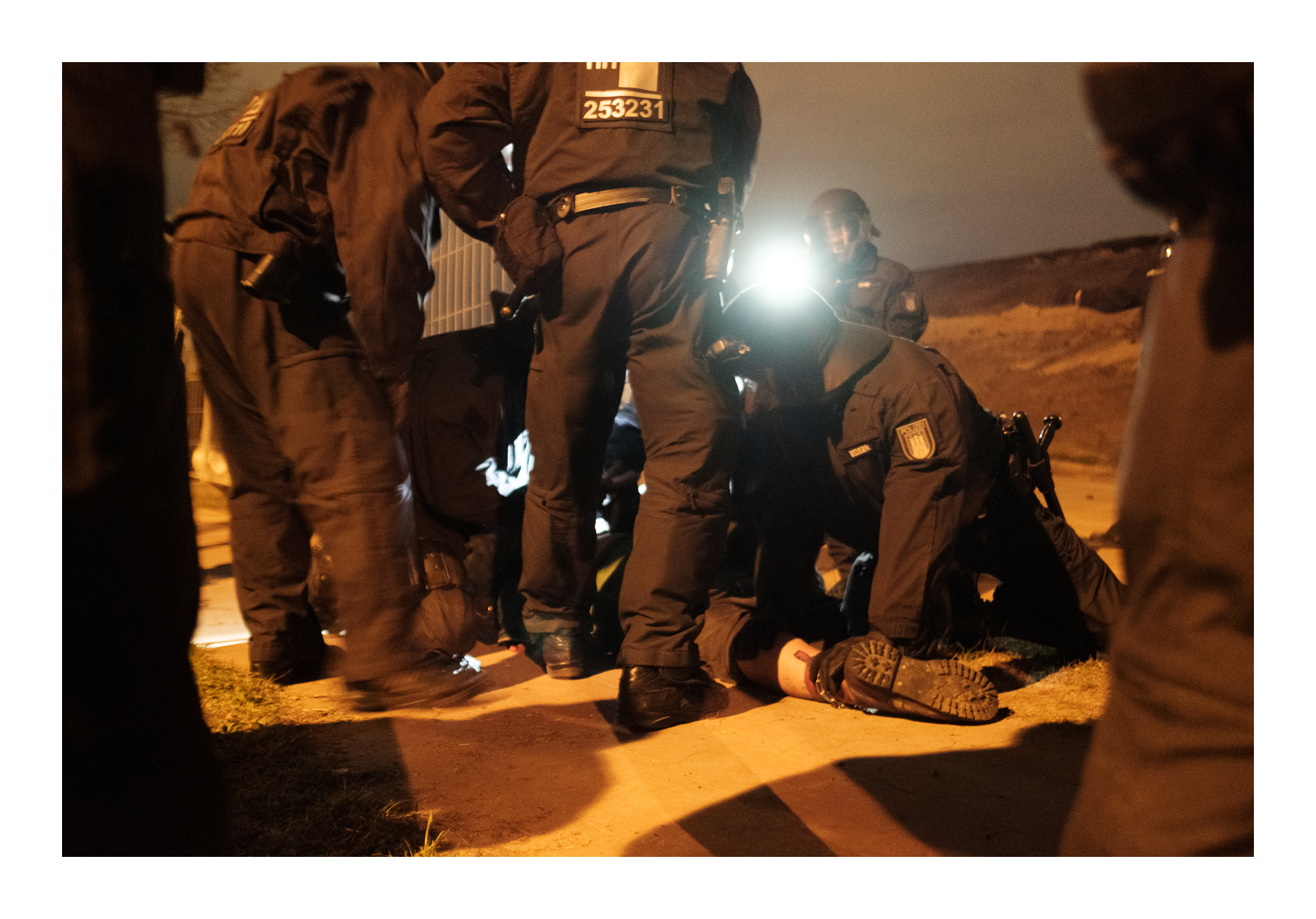Ein Teilnehmer der Anarchistischen 1. Mai Demonstration wurde in Gewahrsam genommen.