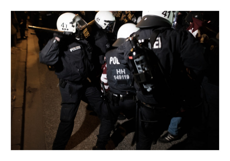Die Polizei ging unter anderem auch mit Schlagstöcken brutal gegen die Teilnehmer der Anarchistischen 1. Mai Demonstration vor