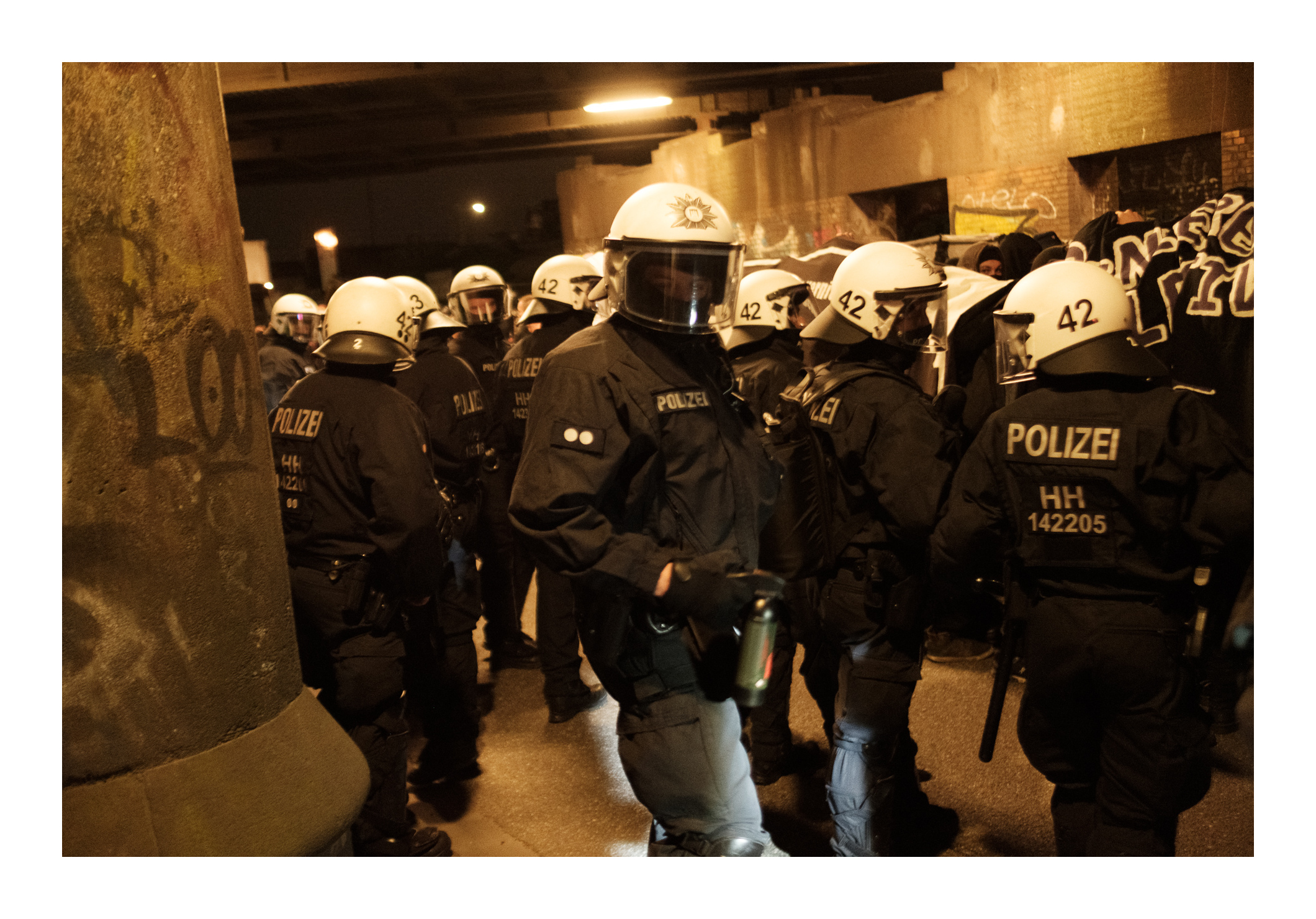 Ein Polizist setzte Pfefferspray bei der anarchistischen 1. Mai Demonstration ein