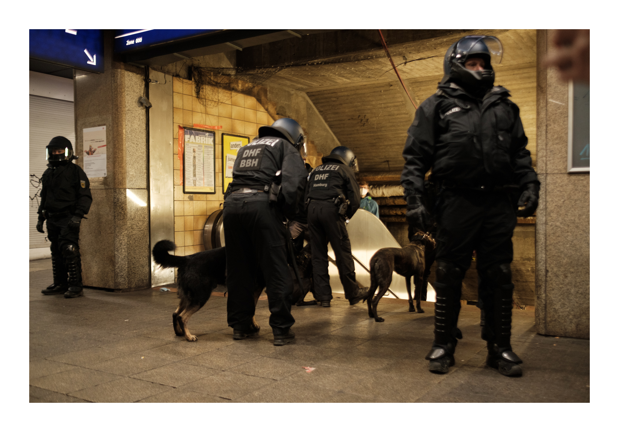 Die Bundespolizei sperrte auch mit Hunden den Aufgang von der S-Bahn am Hauptbahnhof