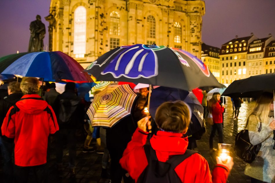 Unter dem Motto Dresden bleibt bunt versammelten sich ca 300 Menschen mit Kerzen und Schirmen vor der Frauenkirche