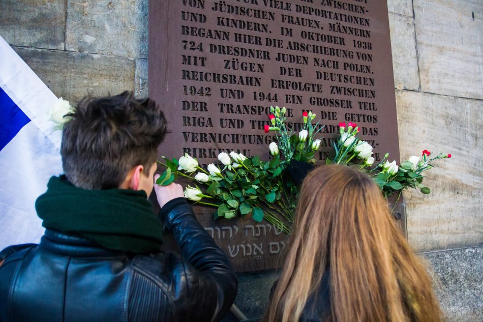 Gedenken am Mahnmal der im Holocaust deportierten und ermordeten Juden am Bahnhof Neustadt in Dresden