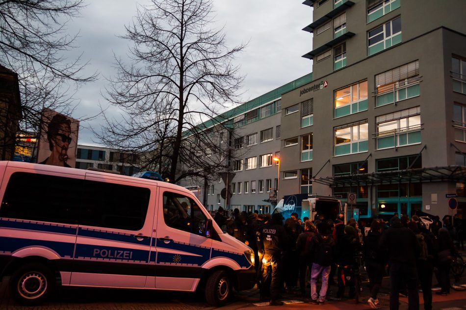 Zwischenkundgebung am Jobcenter in Dresden