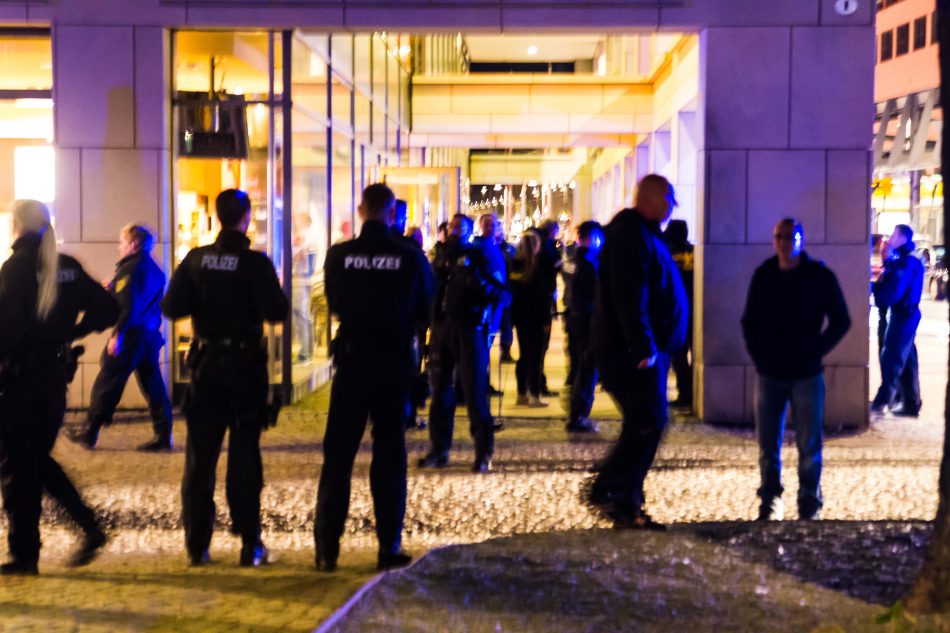 Am Rande der Demonstration tauchten wieder "Anti-Antifa" Träger auf.