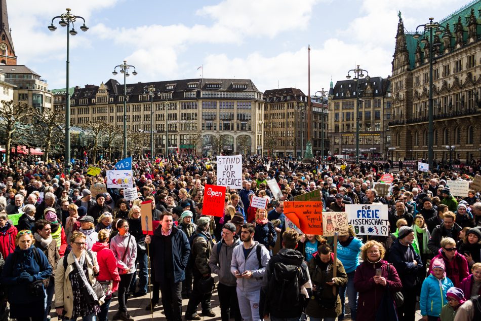 Rund 2000 Menschen haben sich auf dem Rathaus Markt in Hamburg zum March for Science versammelt