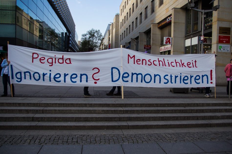Nationalismus raus aus den Köpfen demonstriert gegen Pegida in Dresden