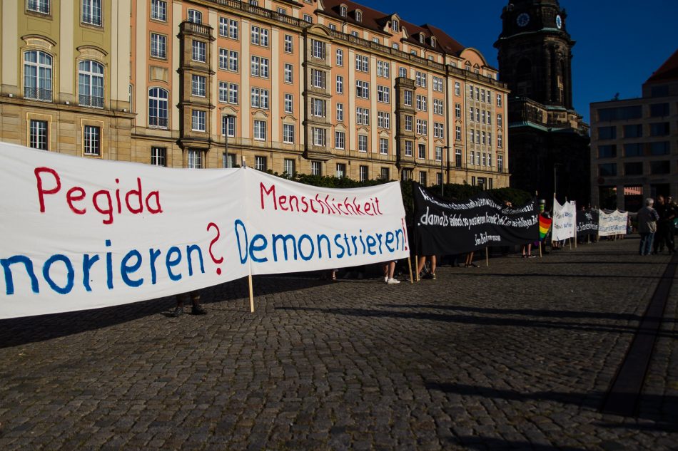 Nationalismus raus aus den Köpfen demonstriert in Dresden gegen Pegida
