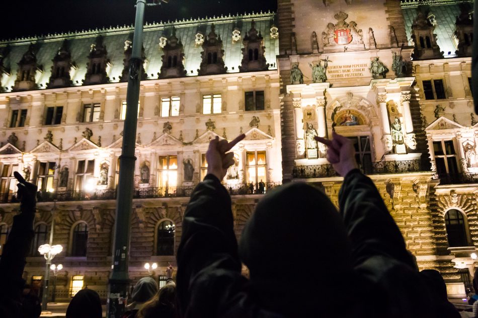 Gegen die Veranstaltung der AFD im Hamburger Rathaus bildete sich widerstand in Form einer lauten Demonstration
