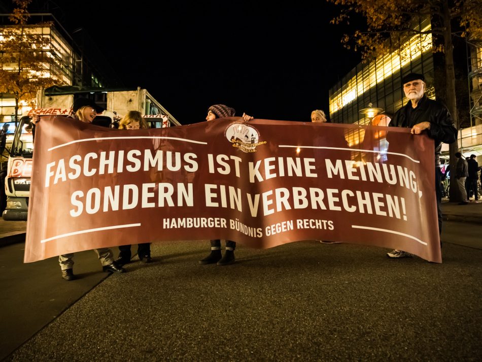 Das Bündnis gegen Rechts demonstrierte am 07.11 in Hamburg gegen die Merkel muss weg Kundgebung