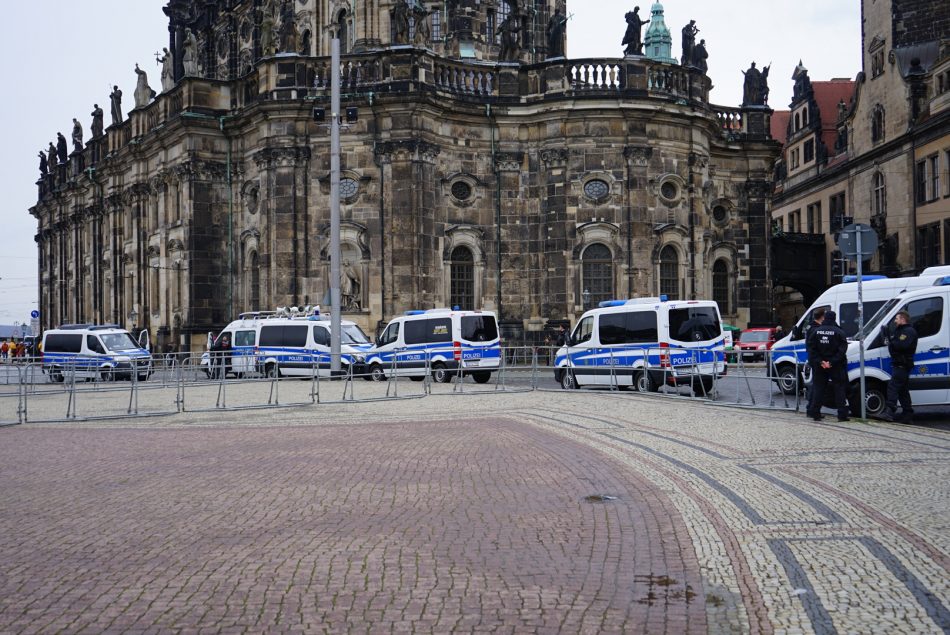 Die Polizei sperrte in der Dresdner Innenstadt weiträumig und behinderte Passanten wie auch Presse
