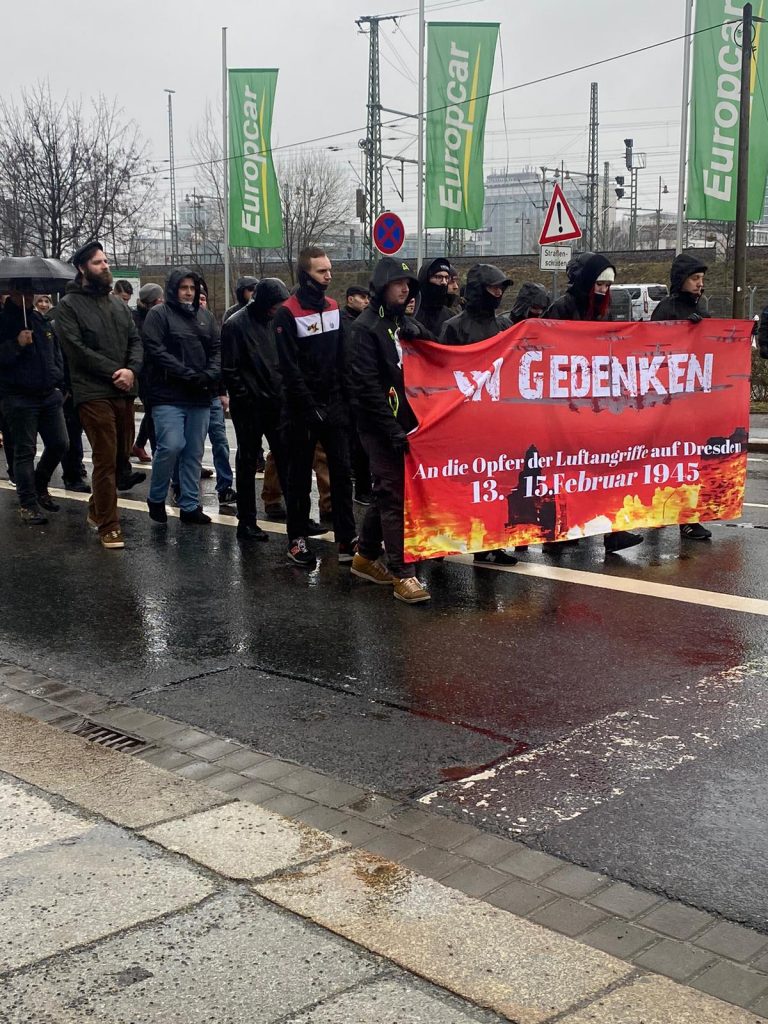Transparent auf Nazi Demo in Dresden