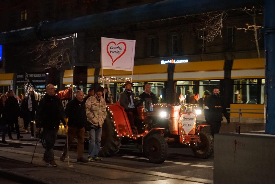 Ein einsamer Traktor begleitete die Querdenken Demo in Dresden