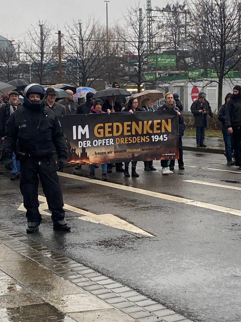Transparent auf Nazi Demo in Dresden