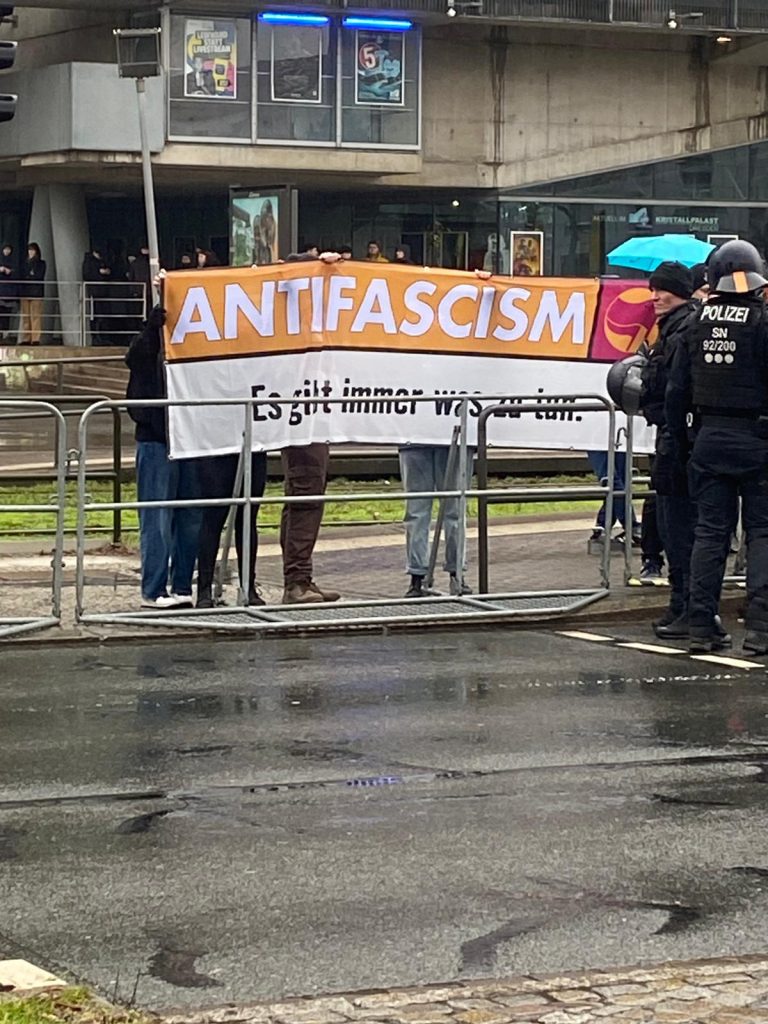 Transparent der Gegendemonstration in Dresden