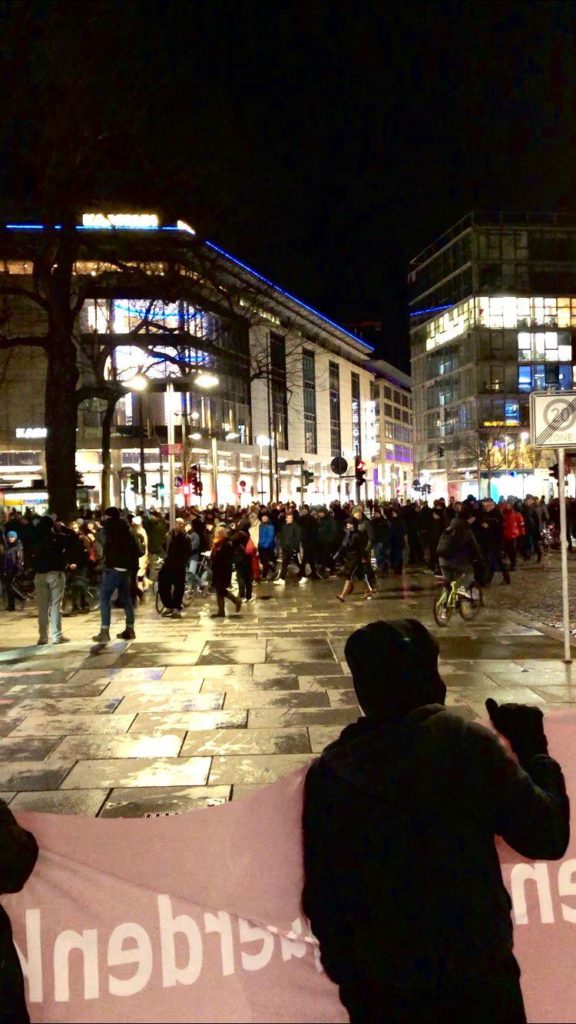 Vorwiegend junge Menschen haben in Dresden gegen die Querdenker:innen protestiert